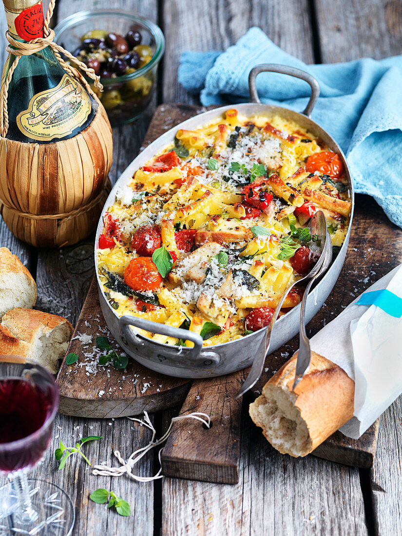 Nudelgratin mit Tomaten, Oliven, Oregano und Parmesan, Baguette, Rotwein