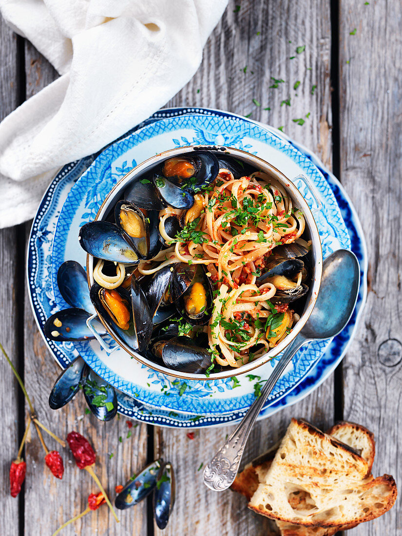 Linguine with mussels, tomatoes, parsley, chillis and grilled bread