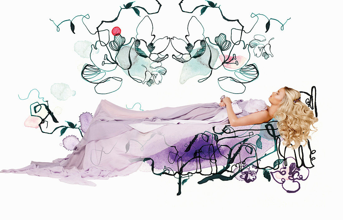 Blonde Frau in langem, fliederfarbenem Kleid auf gezeichnetem Bett (Dornröschen)