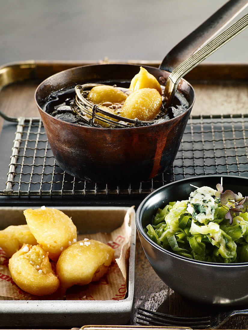 Kartoffelkrapfen mit Roquefort-Lauch-Gemüse