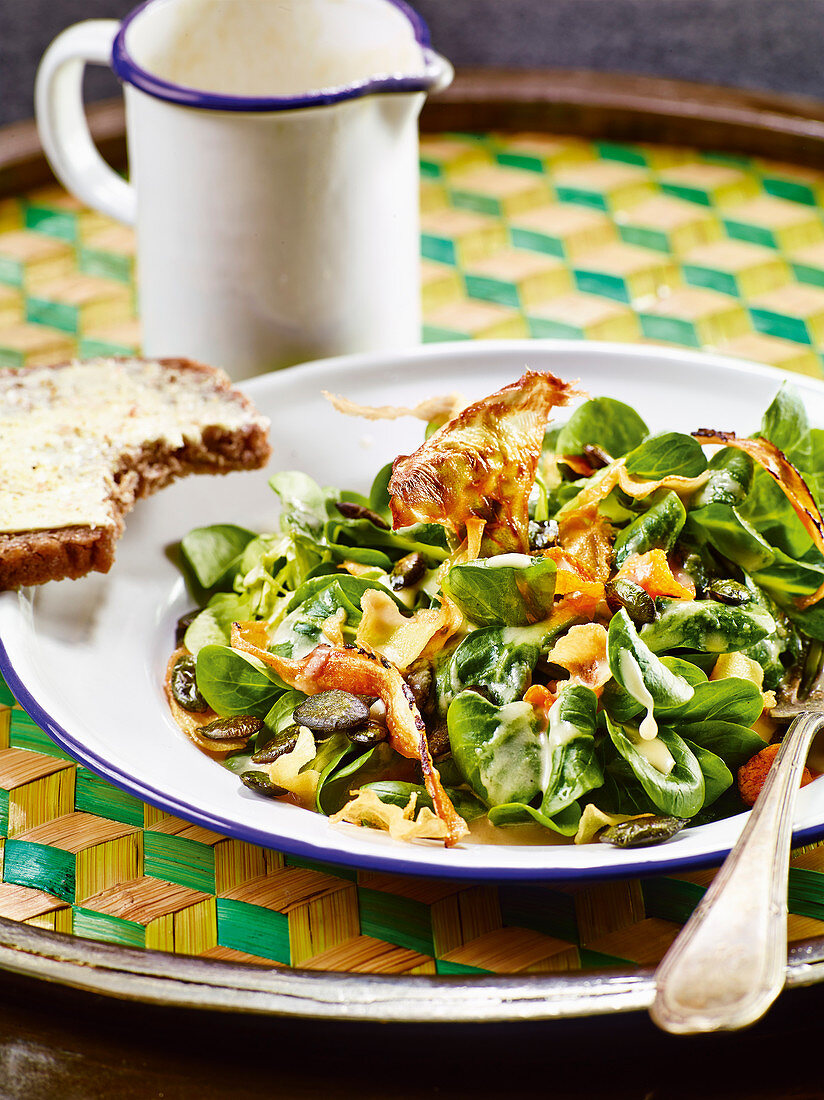 Feldsalat mit Topinamburdressing und Wurzelgemüse