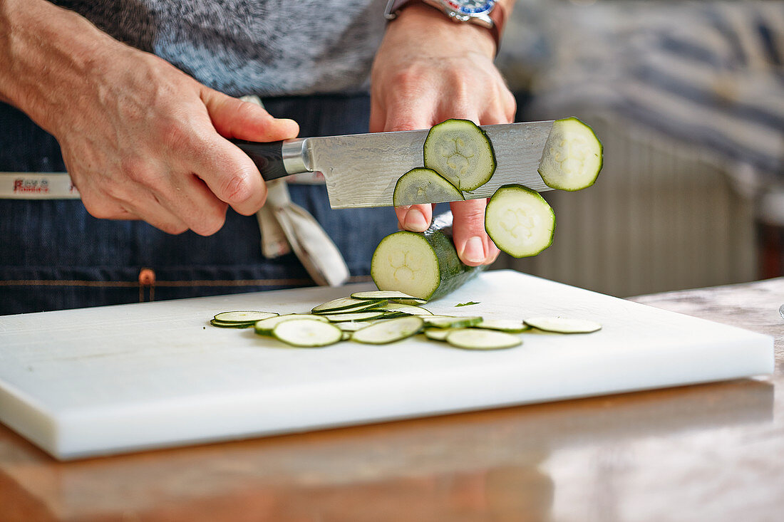 Zucchini in feine Scheiben schneiden