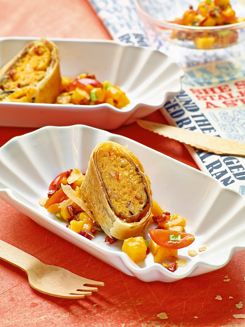 Auberginen-Polenta-Strudel mit Tomaten-Mango-Salat