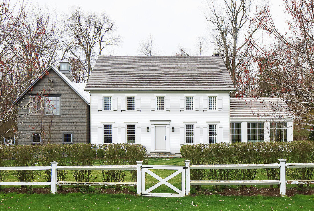 Zaun und Hecke um ein amerikanisches Farmhaus