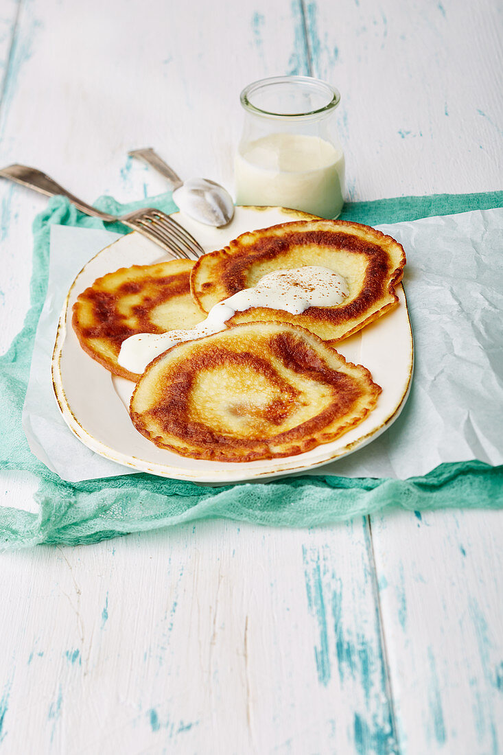 Zimt-Pancakes mit cremiger Sauce