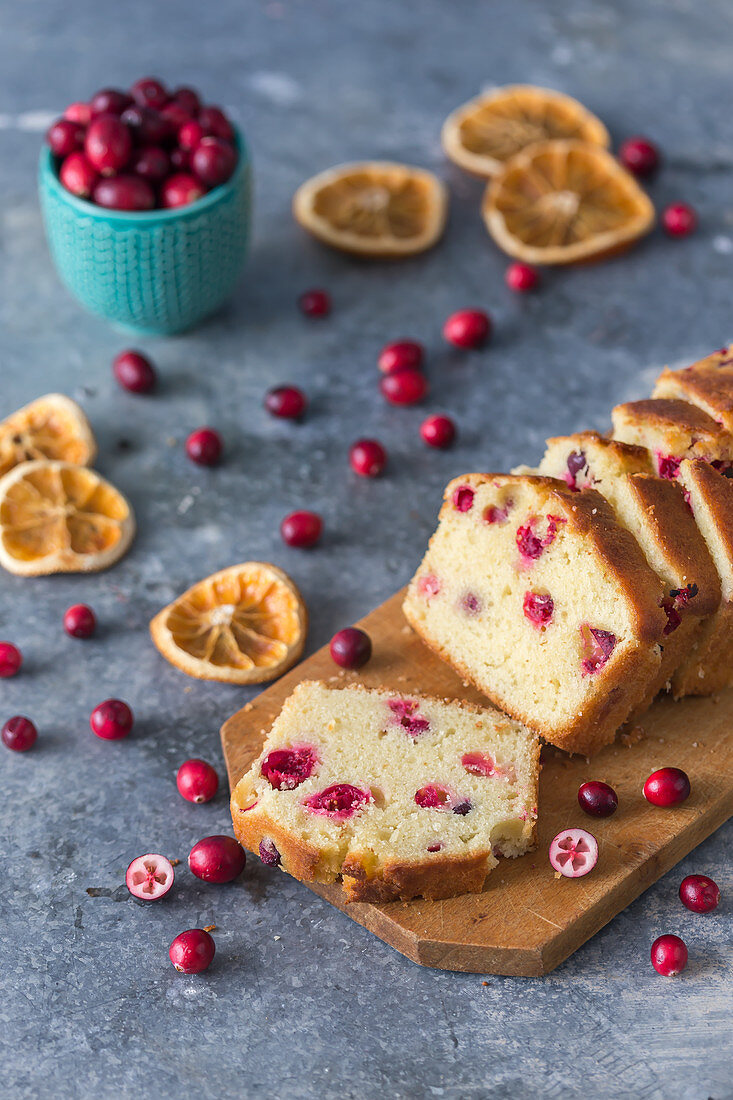 Orangenkuchen mit Cranberries, geschnitten