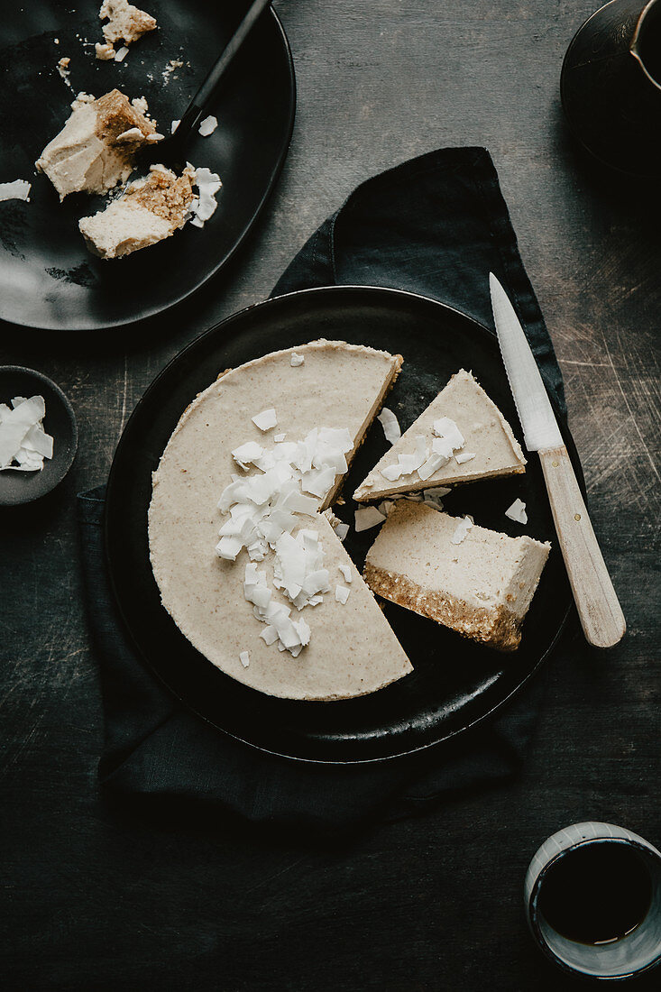 Veganer Cheesecake aus Cashews, Kokosmilch, Datteln und Nüssen