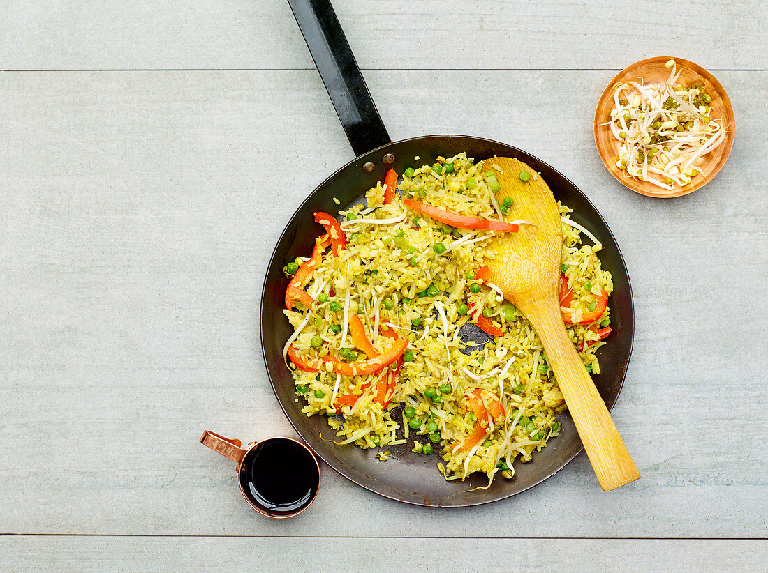 Egg fried rice with peppers and peas (low carb)