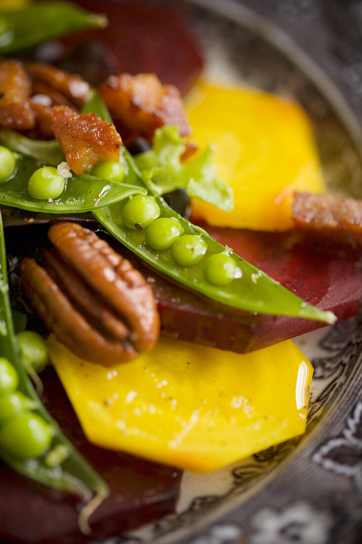 Rübensalat mit Erbsen und Pecannüssen