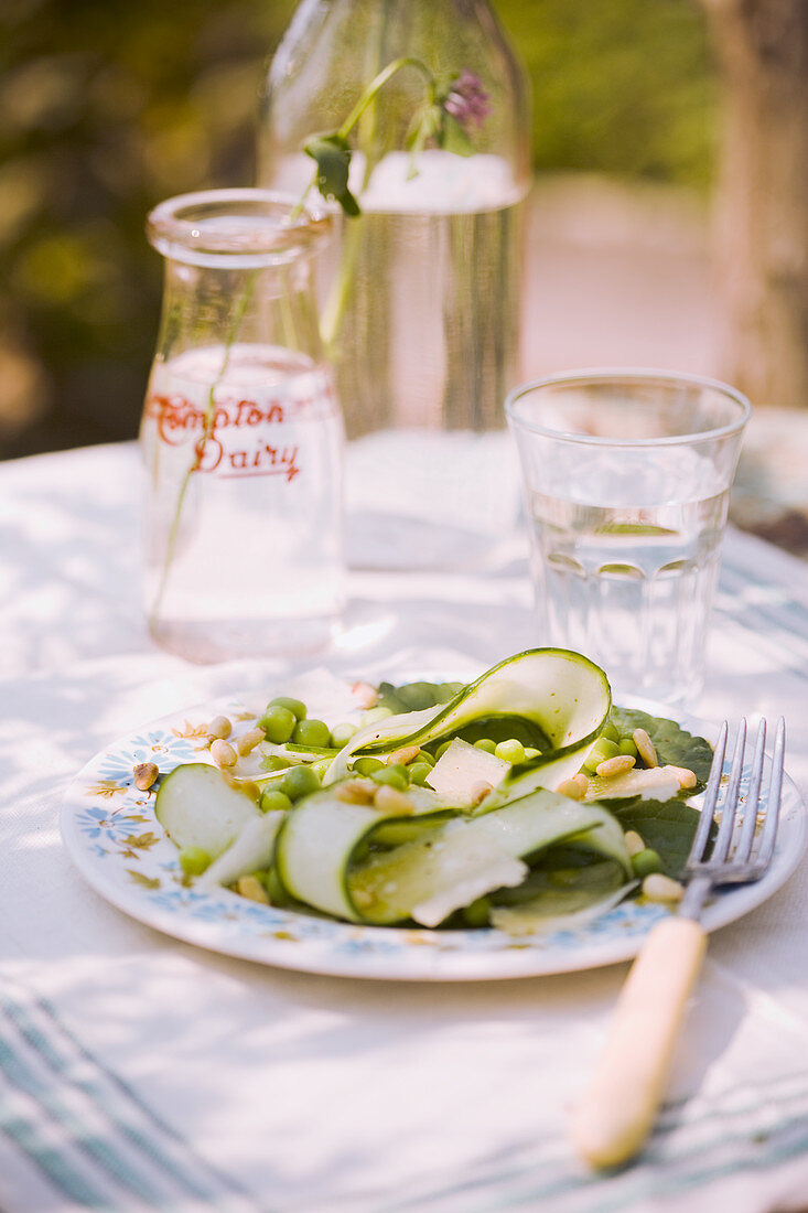 Sommerlicher Zucchini-Erbsen-Salat mit Pinienkernen