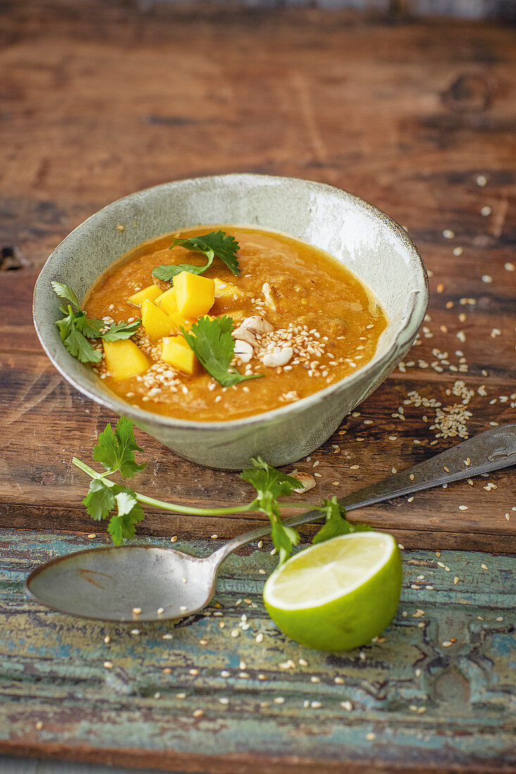 Rote-Dal-Suppe mit Mango (vegan)