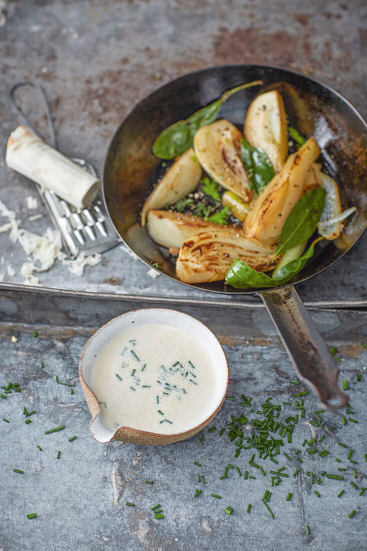 Oven-fennel with a 'creamy' horseradish sauce (vegan)