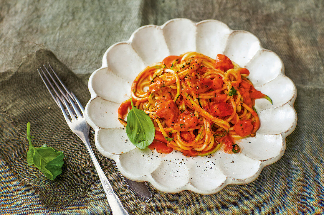 Spaghetti with a quick tomato pasta sauce (vegan)