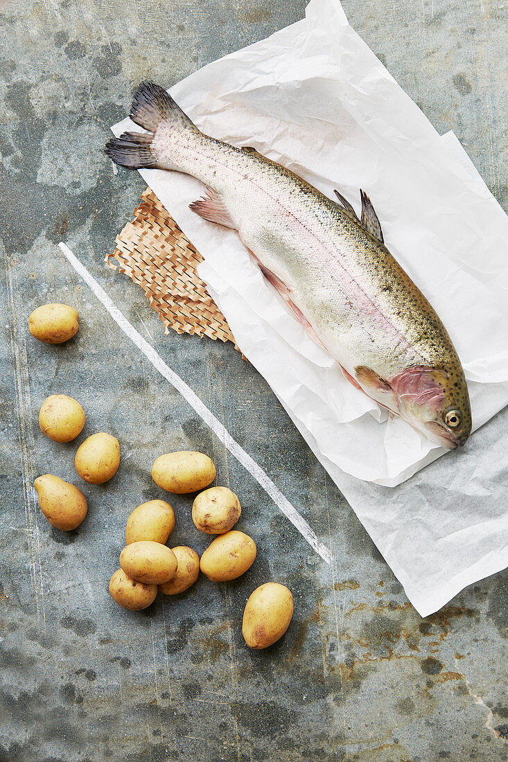 A symbolic photo of a food combination: fish and potatoes