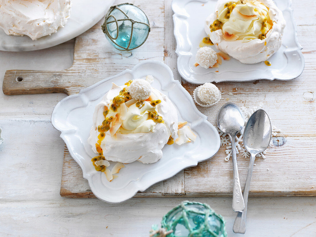 Pavlova mit Kokospralinen und Passionsfruchtsauce zu Weihnachten