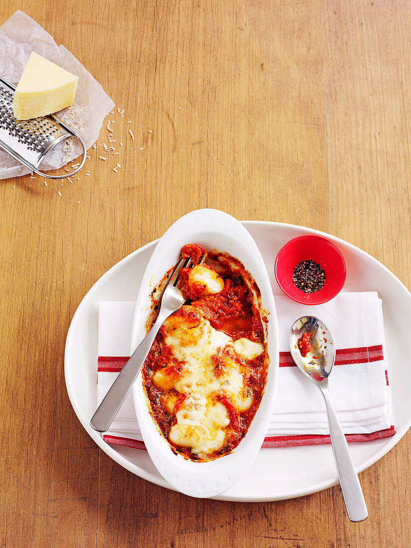 Gnocchi gratin with chilli tomato sauce