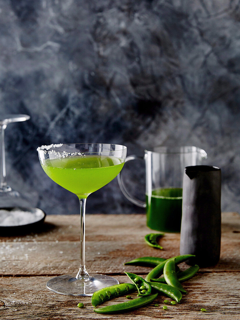 Southside cocktail with gin and sugar snap peas