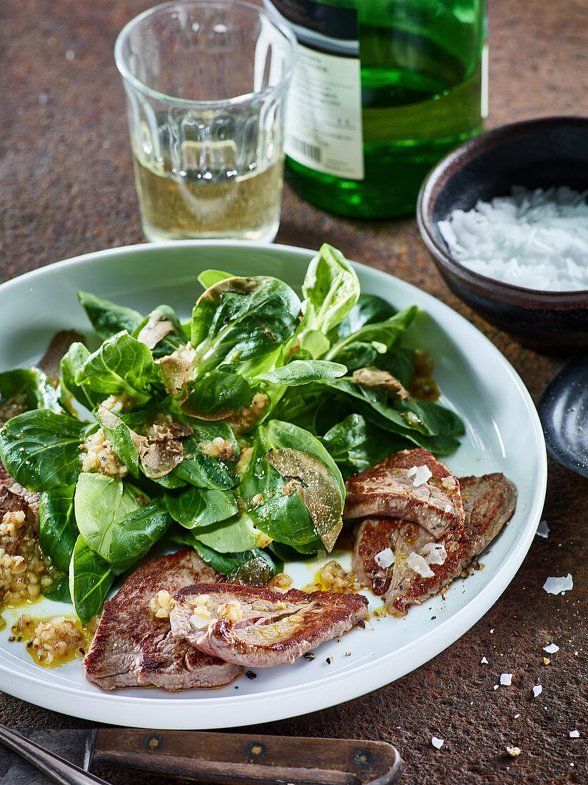 Gebratenes Rinderfilet mit Trüffel, Feldsalat und Buchweizen-Vinaigrette