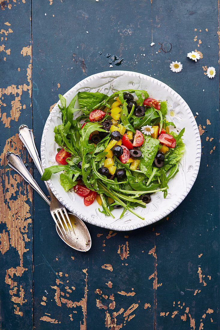 Frühlingssalat mit Rucola, Paprika, Tomaten und Oliven