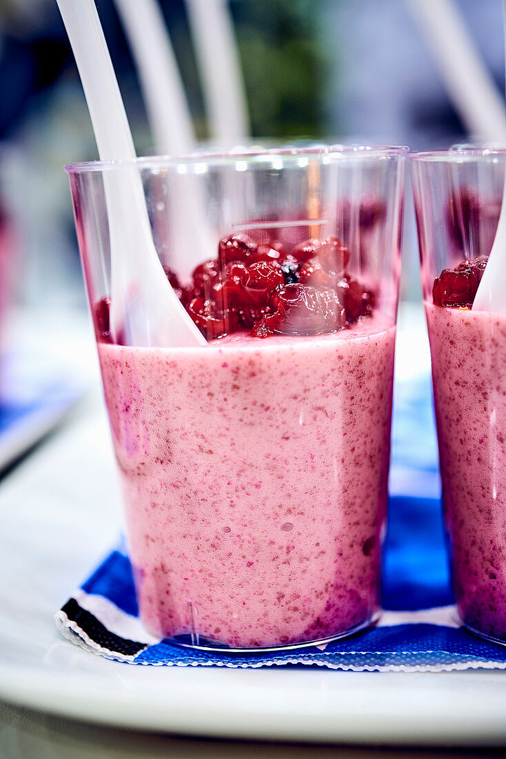Sommerliches Dessert mit Cranberries serviert in Gläsern