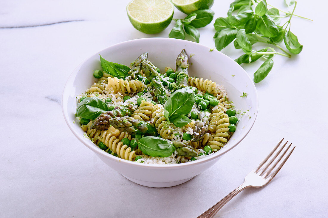 Pasta with green asparagus, peas and basil