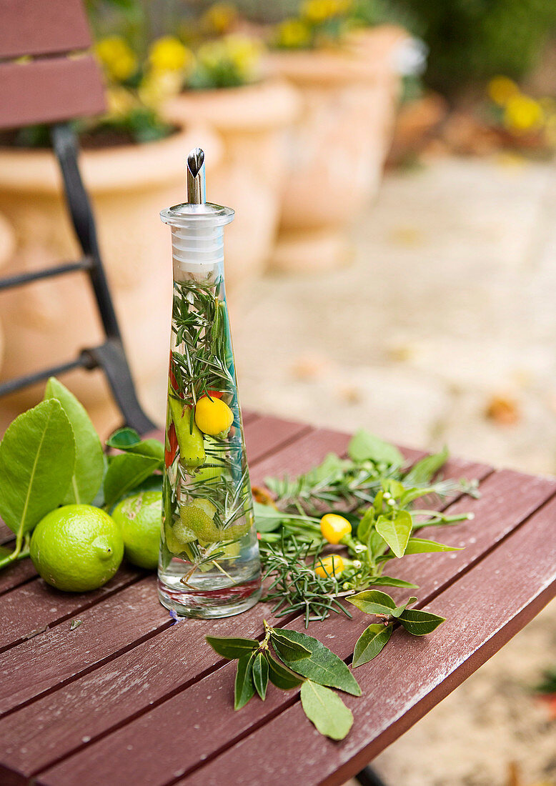 Selbstgemachter Kräuteressig mit Limetten und Chilischoten