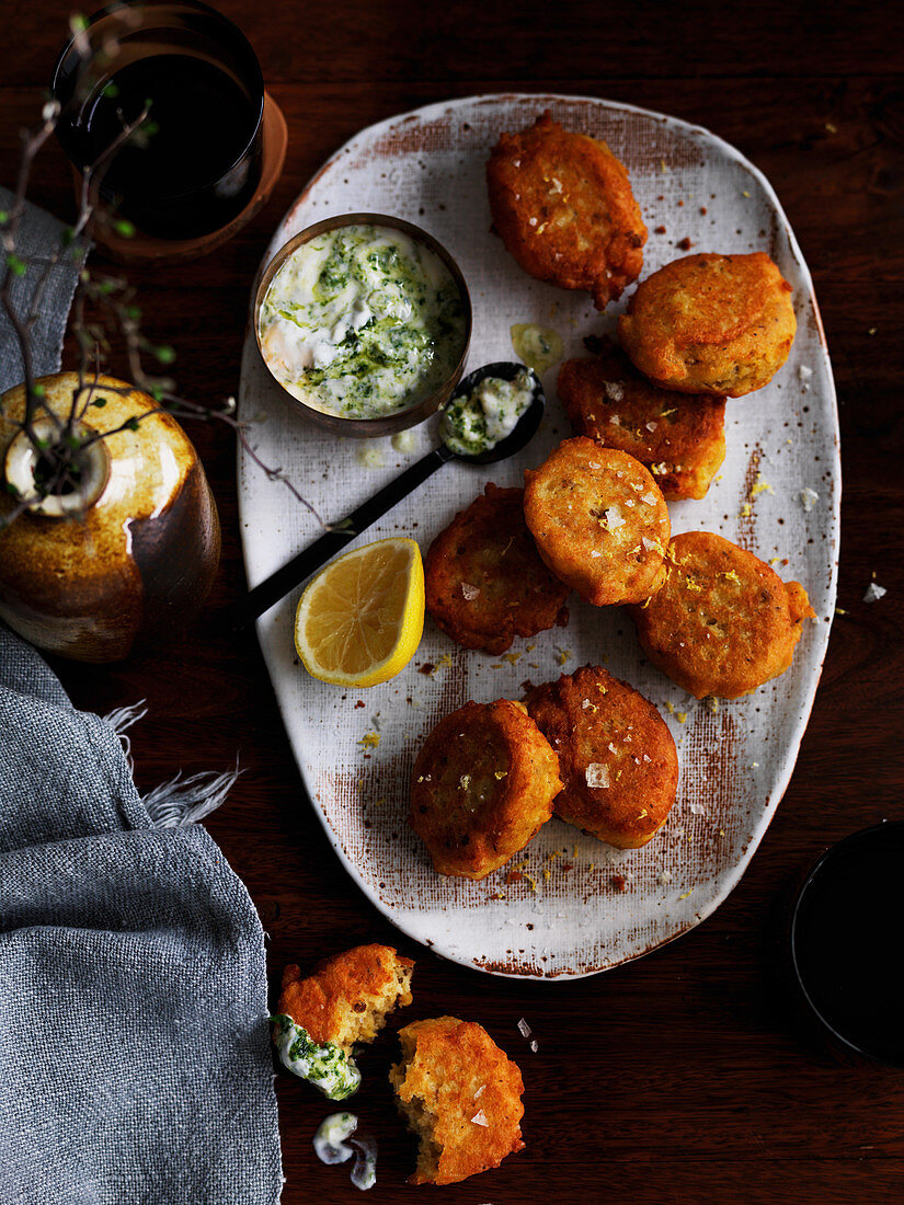 Red lentils fritter with green yoghurt