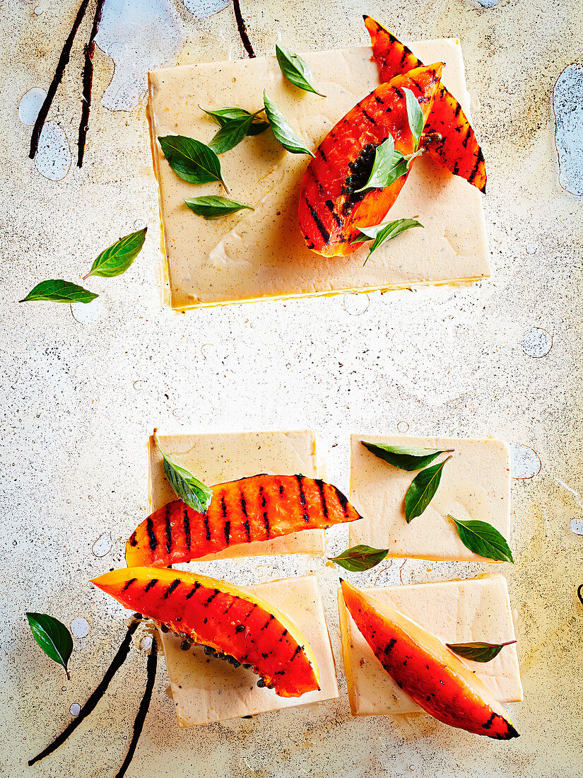 Vanille-Pfeffer-Parfait mit gegrillter Papaya