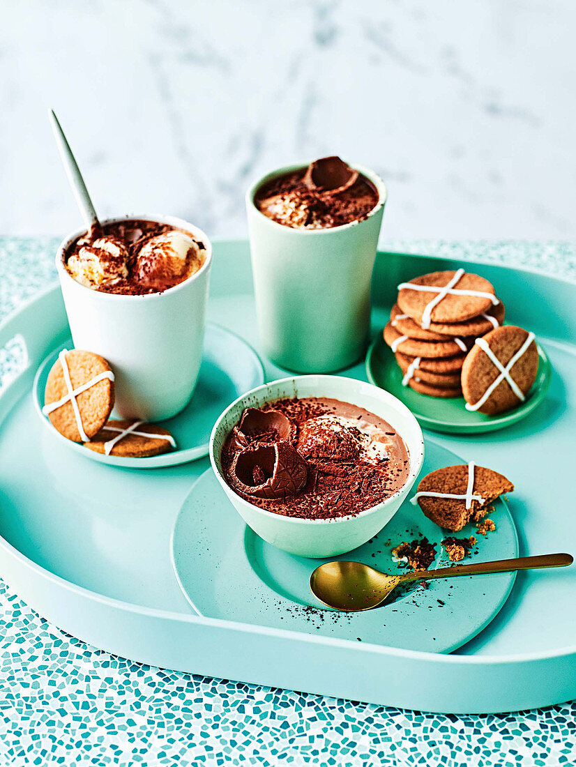 Heiße Schokolade mit Vanille-Marshmallows und Hot-Cross-Bun-Gewürzplätzchen