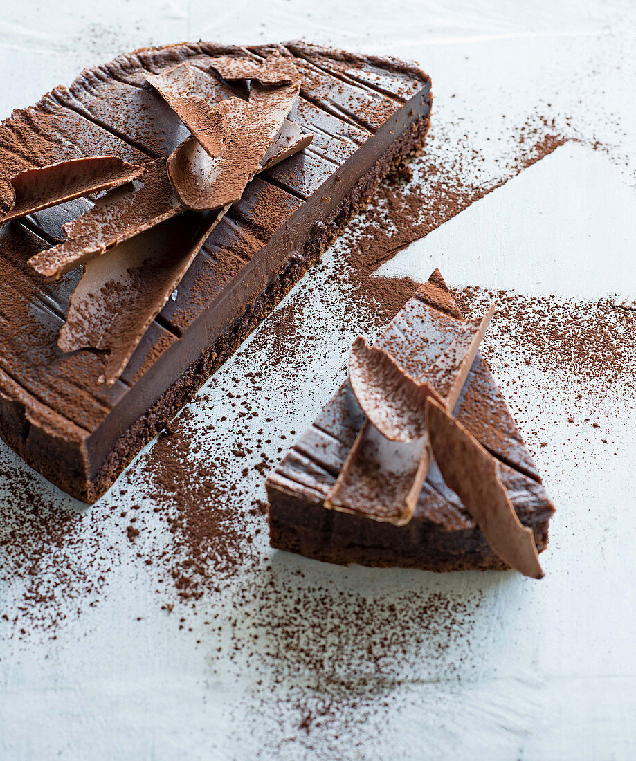 Schokoladenkuchen mit Schokoladenblättern