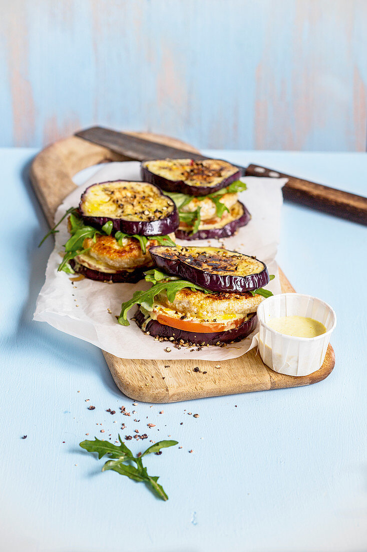 Auberginen-Amarant-Burger mit Hähnchen