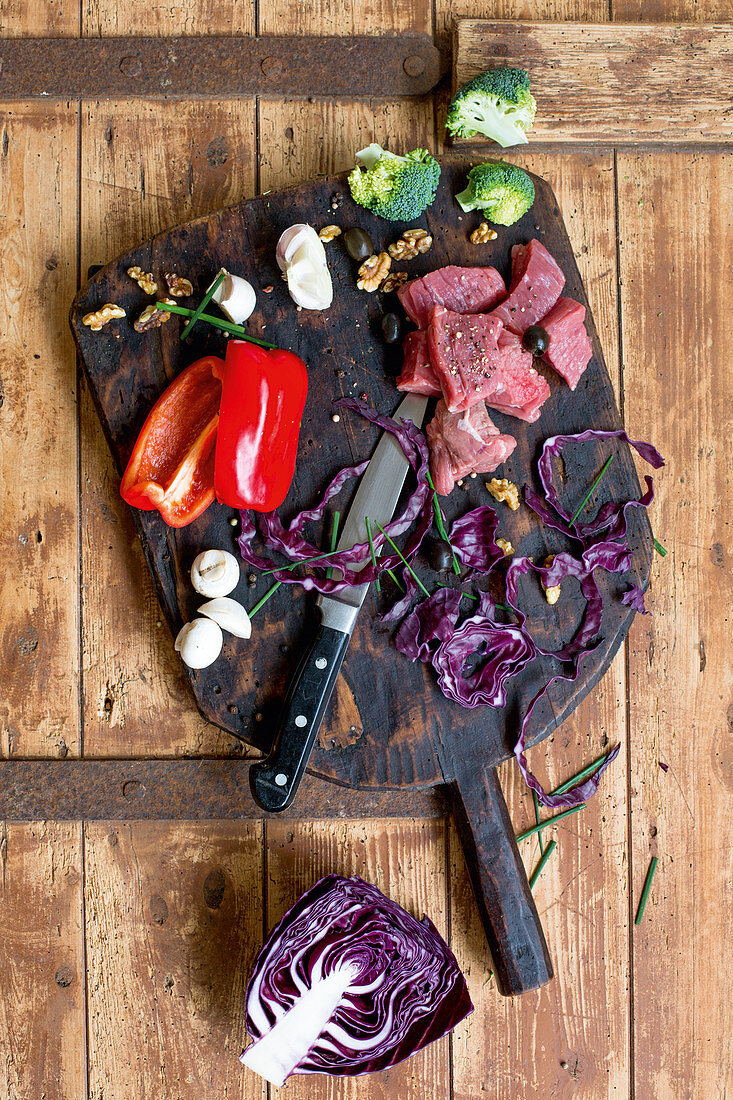 Broccoli, peppers, nuts, red cabbage and diced beef (seen from above)