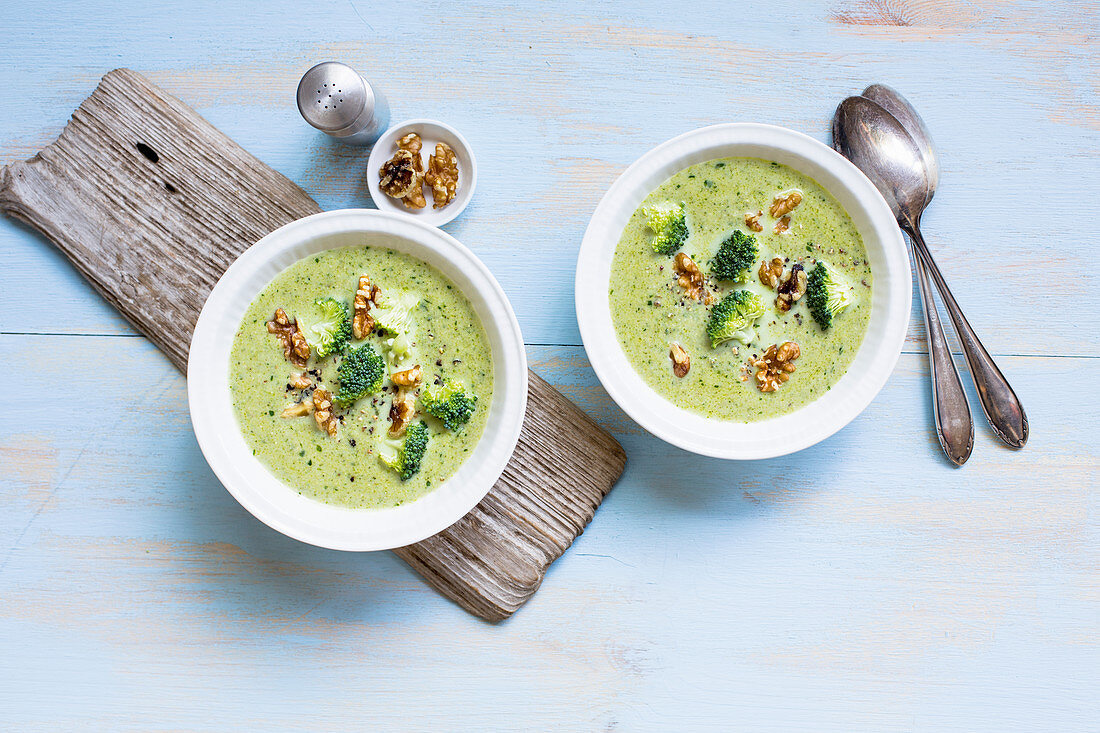 Broccoli soup with walnuts (low GL)