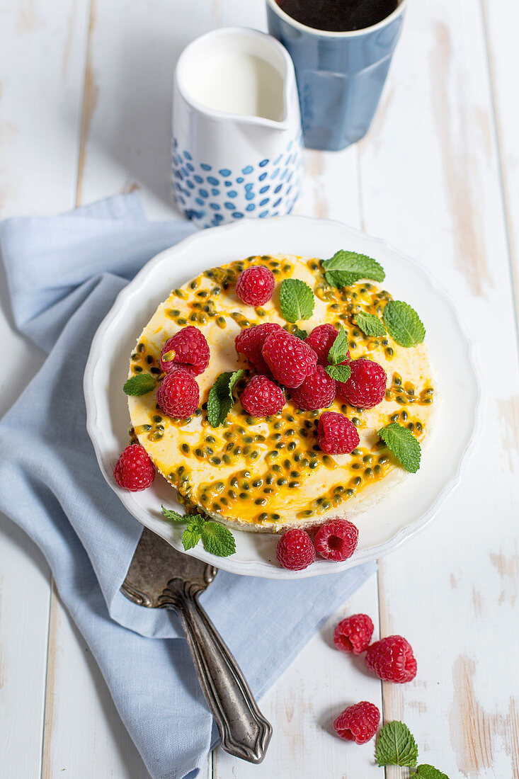 Cheesecake with raspberries and passion fruit pureé (low GL)