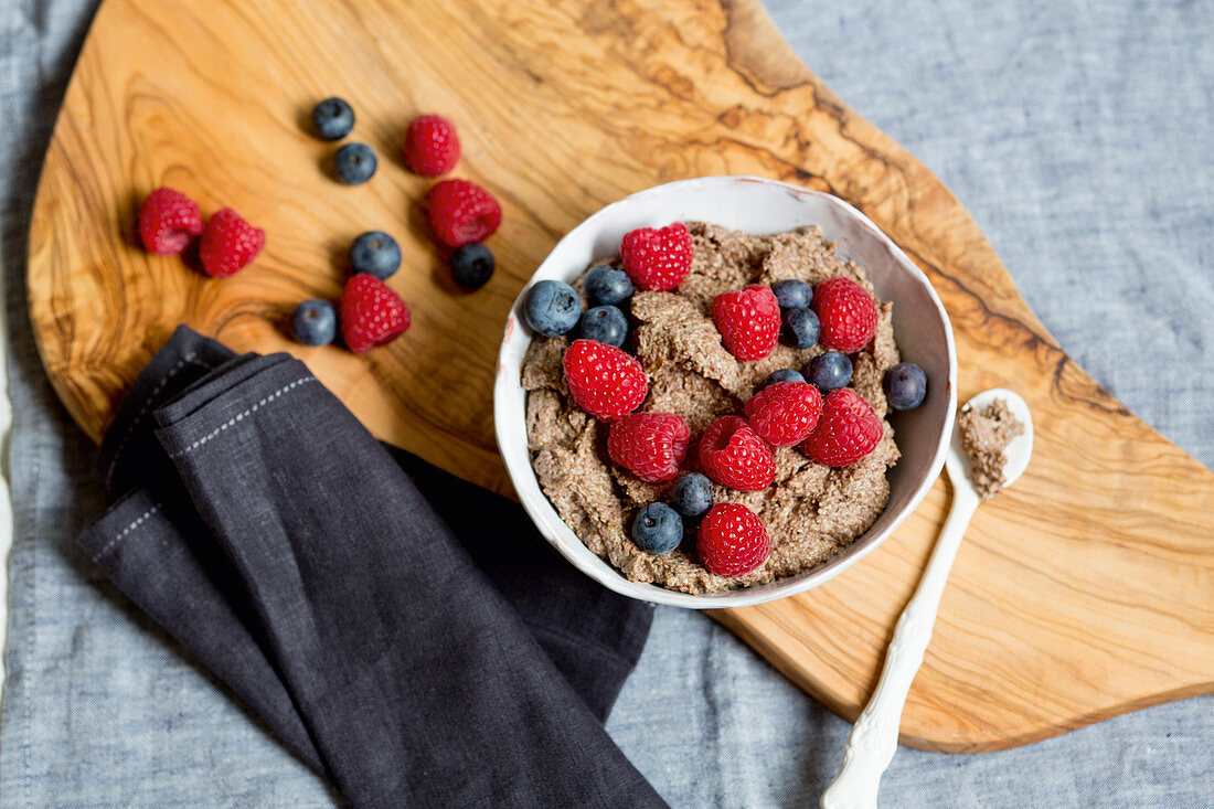 Chocolate and flax seed pudding with berries (low GL)