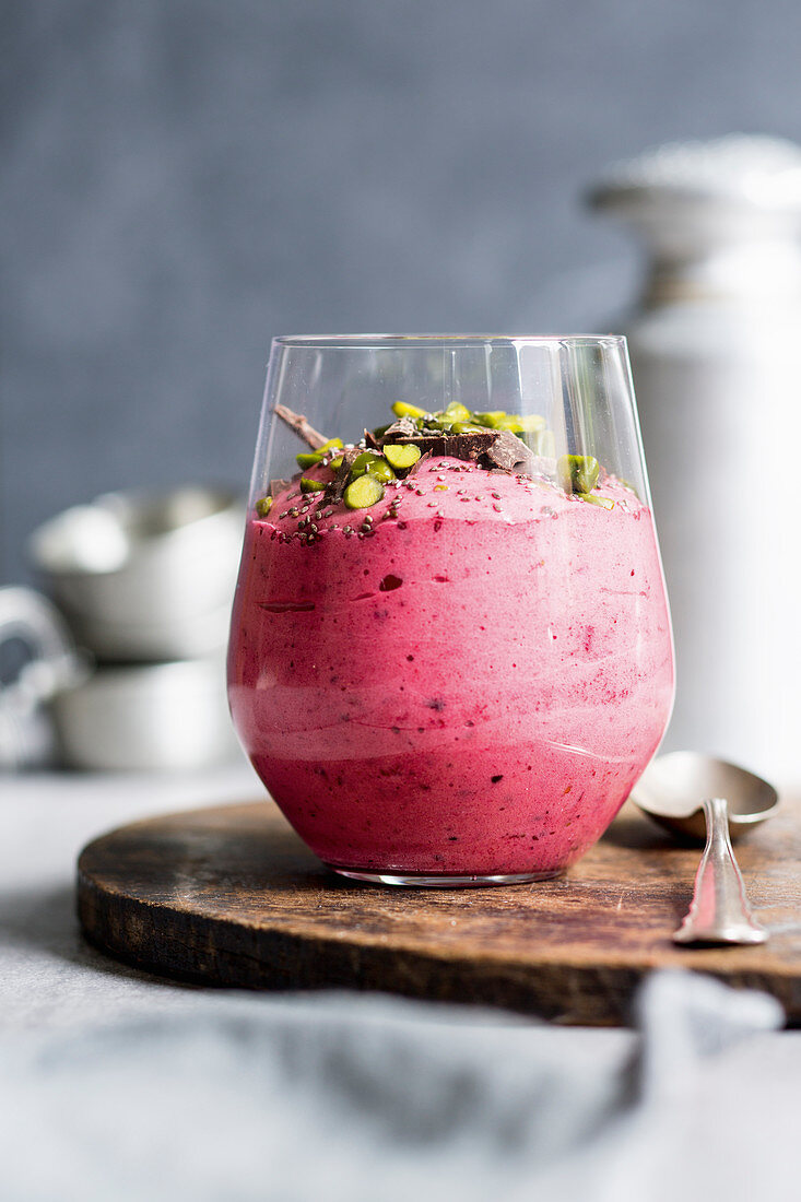 Summer berry foam with pistachios and hemp seeds (low GL)