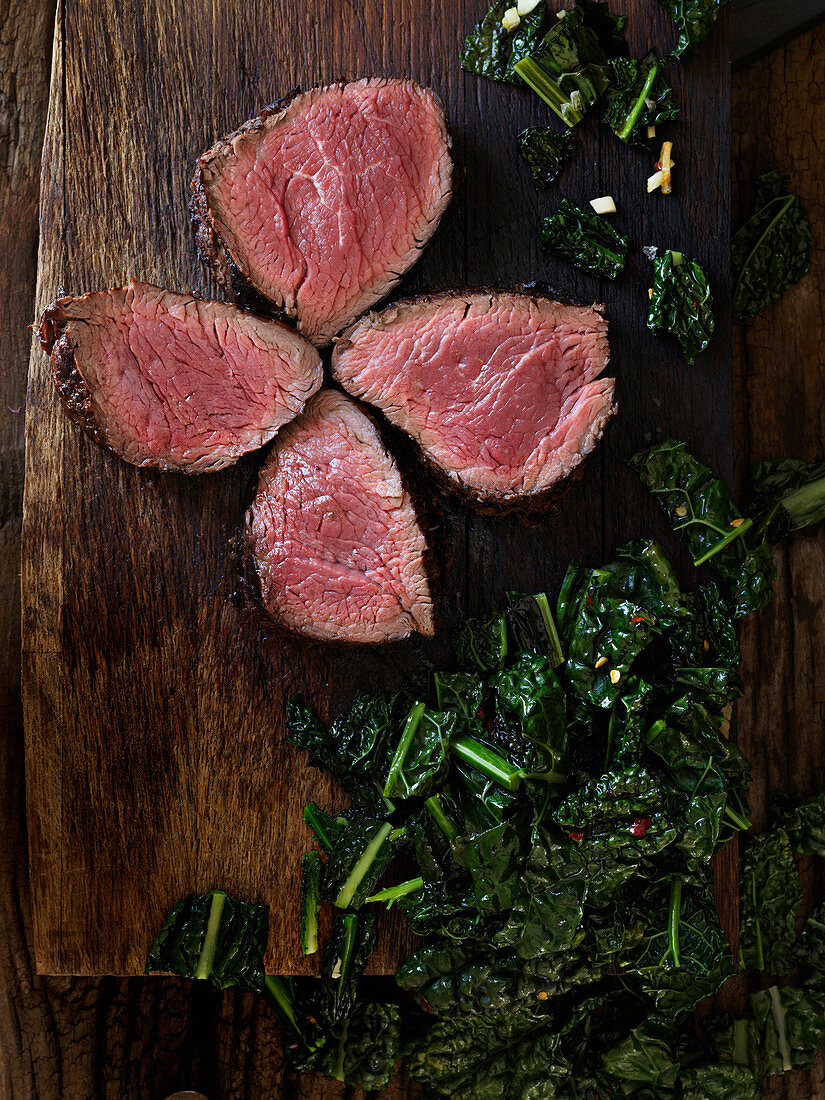 Chateaubriand mit gebratenem Palmkohl, Peperoncino und Knoblauch