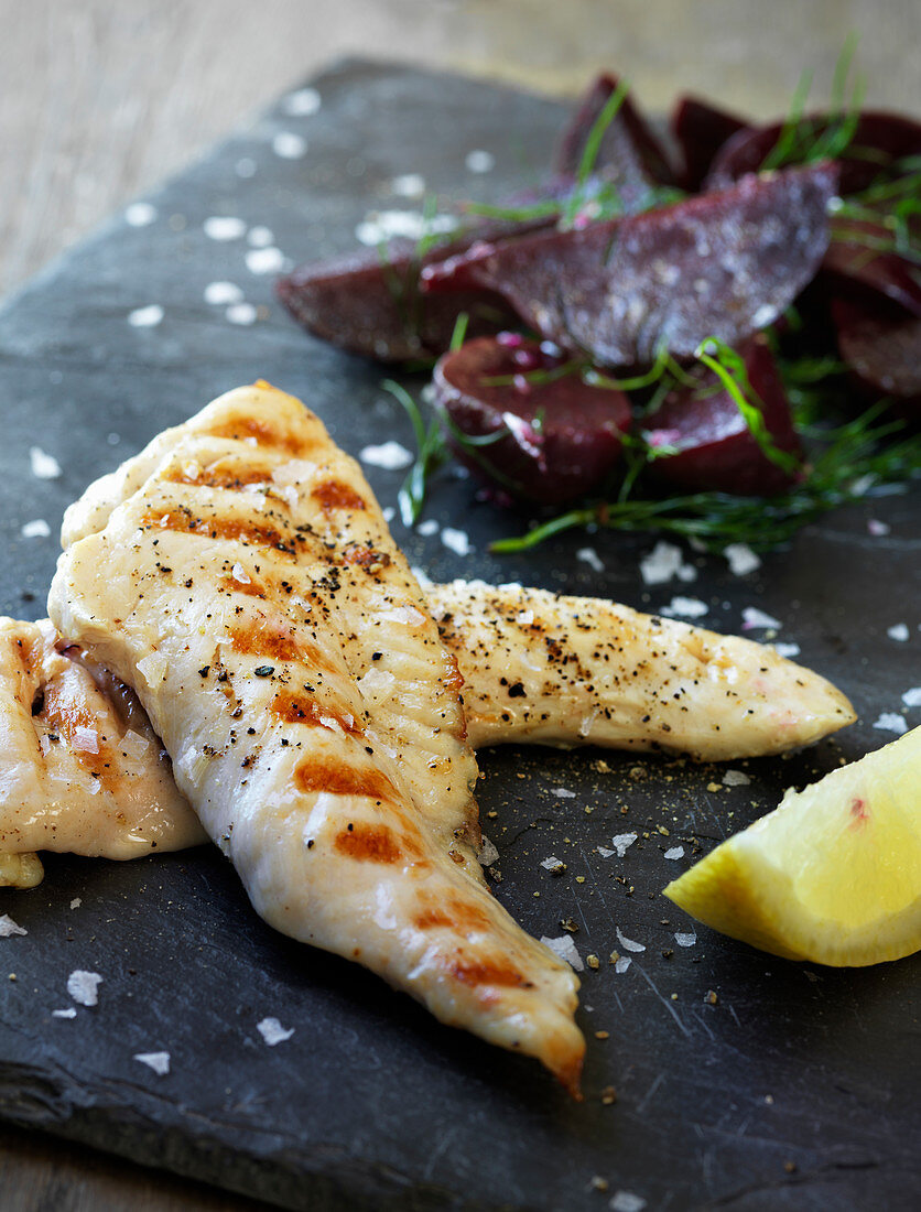 Gegrillte Hähnchenfilets mit Rote-Bete-Salat und Dill