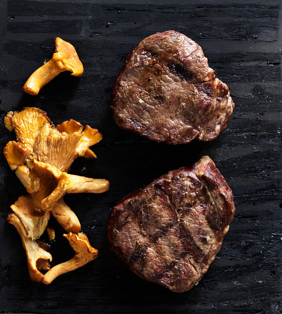 Veal medallions with chanterelle mushrooms