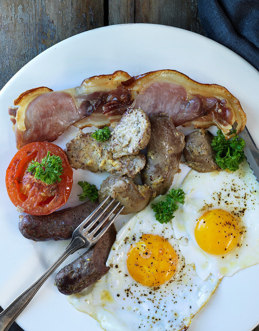 Lamb innards with bacon, tomatoes and a fried egg for breakfast