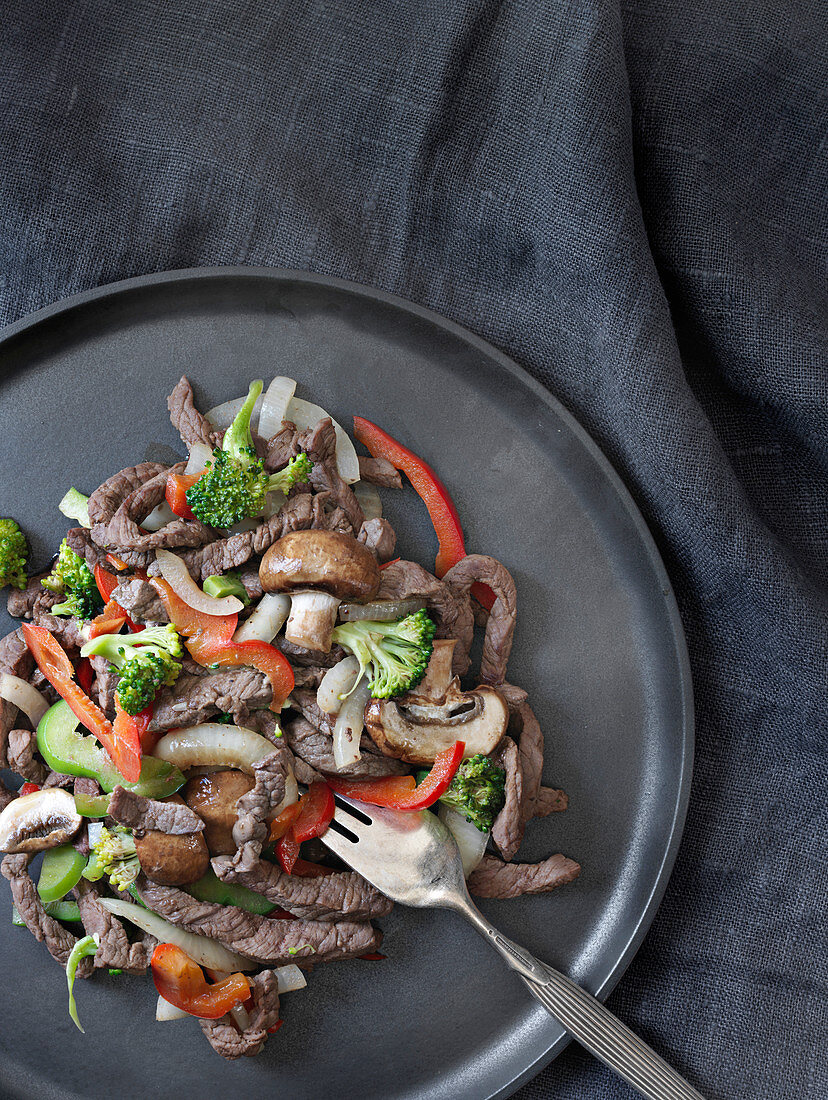 Beef with peppers, broccoli, mushrooms and onions