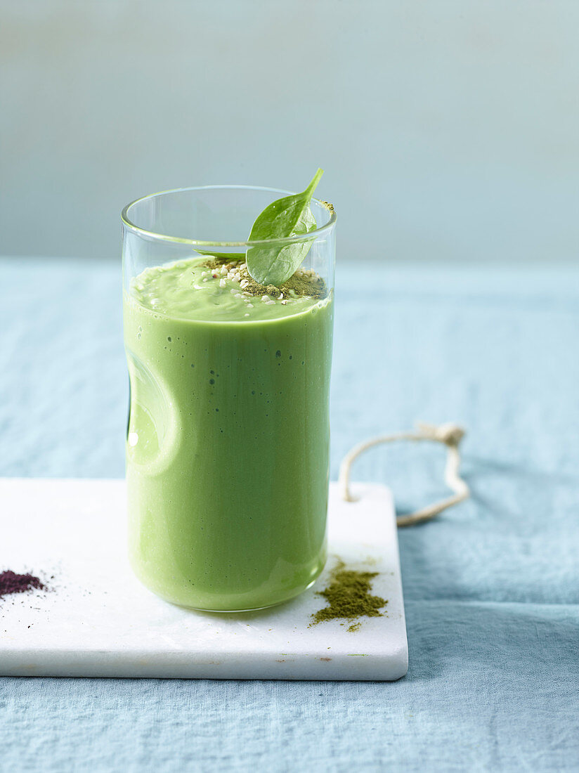 Grüner Smoothie mit Spinat, Avocado und Moringa