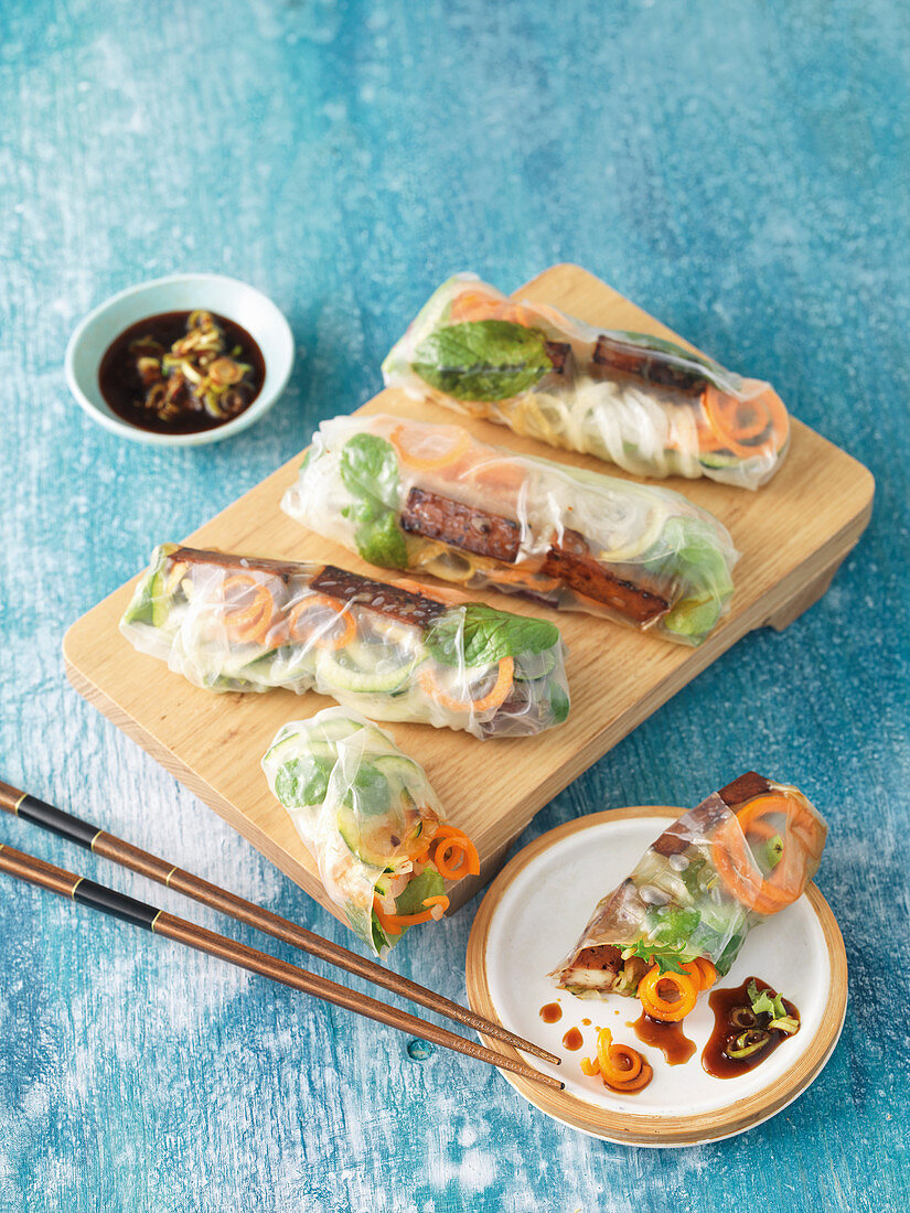 Summer rolls with teriyaki tofu and vegetables spirals