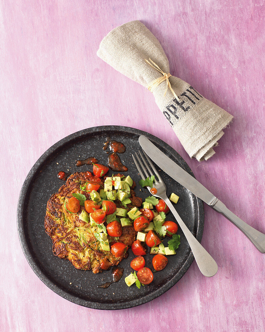 Vegane Zucchinipuffer mit Tomaten-Avocado-Salat