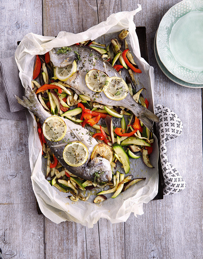 Oven-baked seabream with vegetables (low carb)