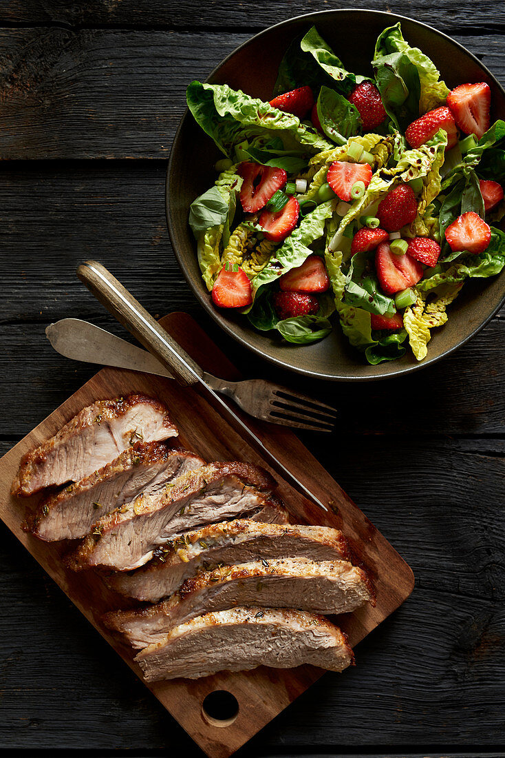 Secreto-Schweinefilet mit Erdbeersalat