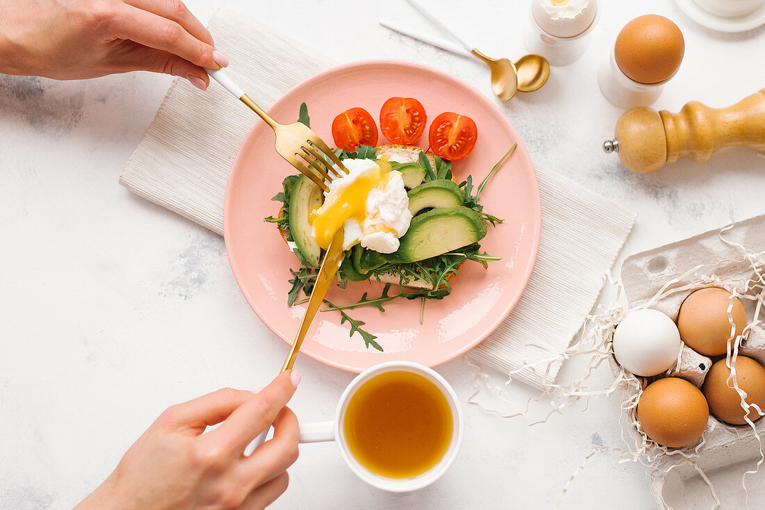 Osterfrühstück: Belegtes Brot mit Avocado und Ei