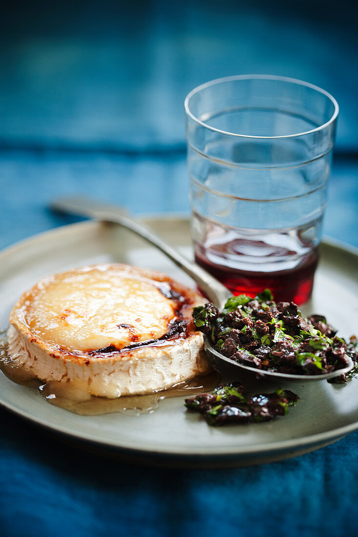 Oven-baked goat's cheese with honey and tapenade