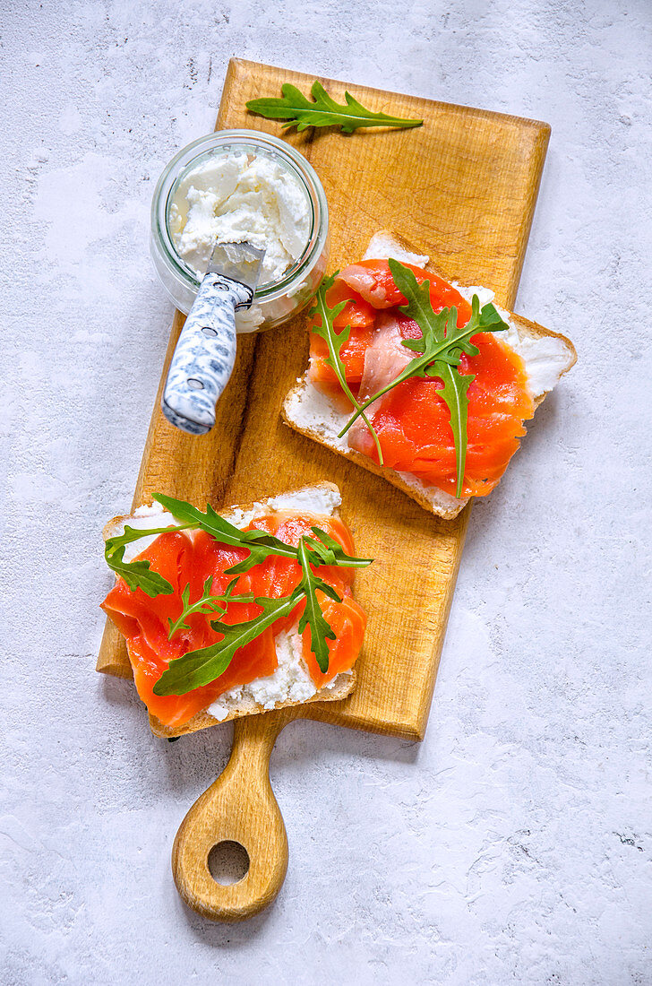 Toastscheiben mit Frischkäse und Räucherlachs