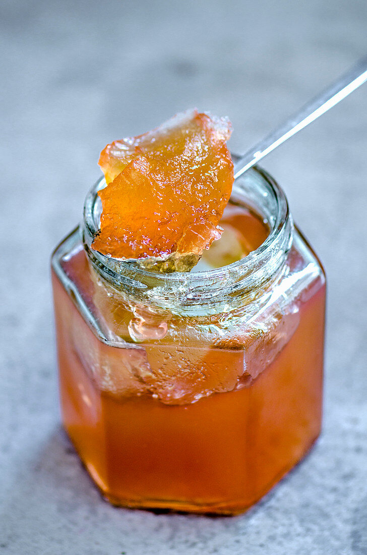 Fliederbllütenmarmelade im Glas